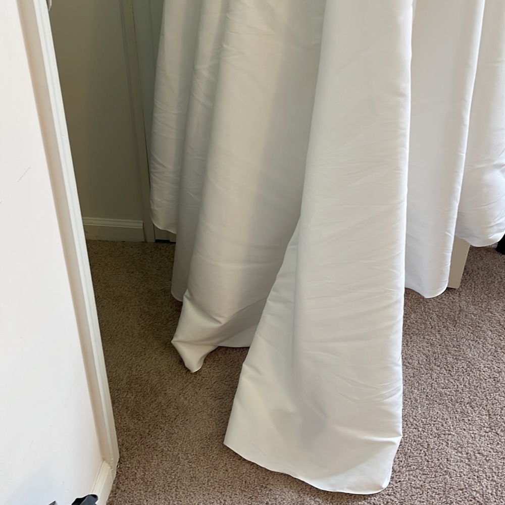 David bridal gown soft white with pockets - Picture 5 of 8